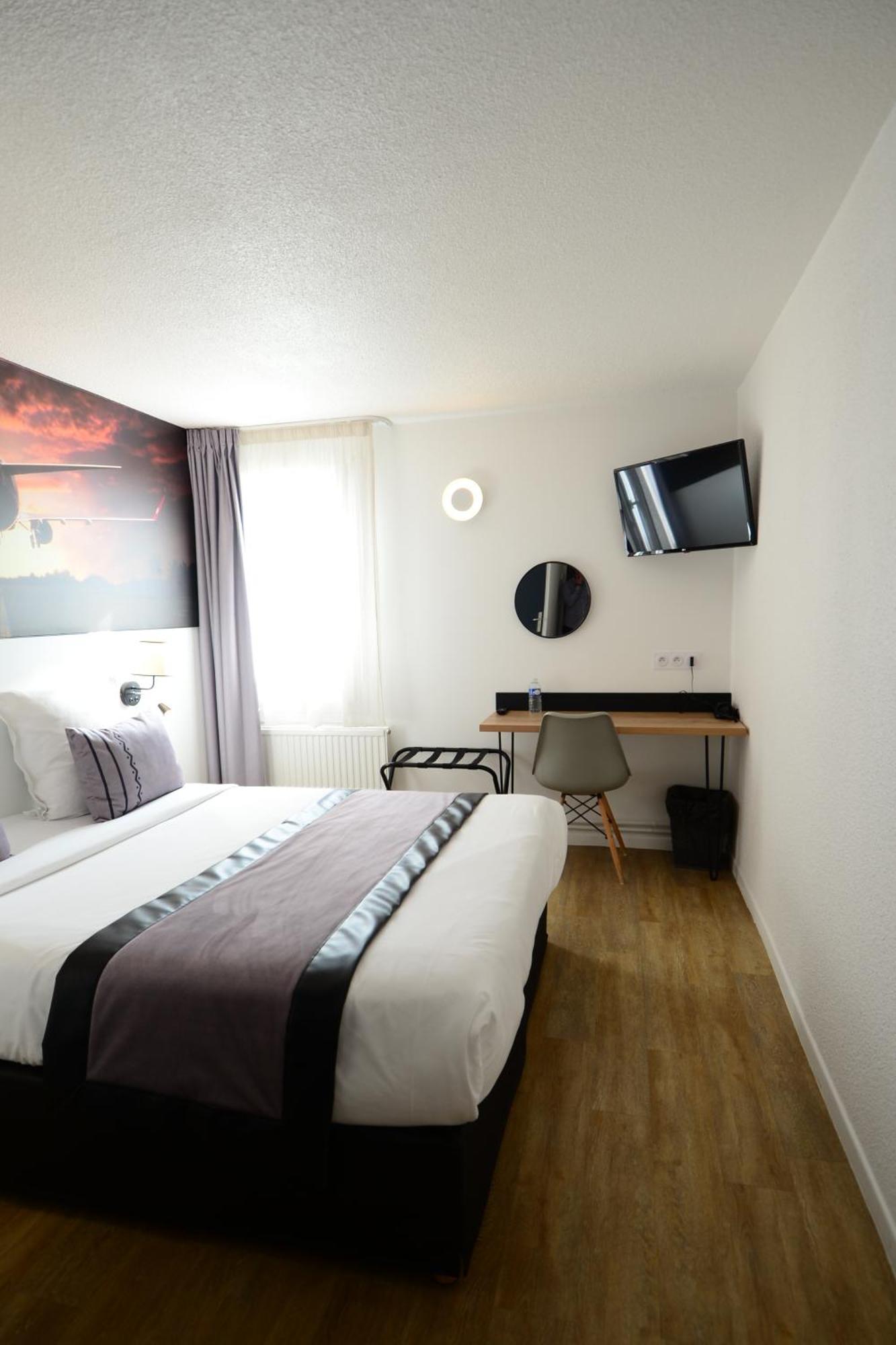 Logis Cris Hotel Et Restaurant, Lyon Sud-Est Corbas Exterior photo