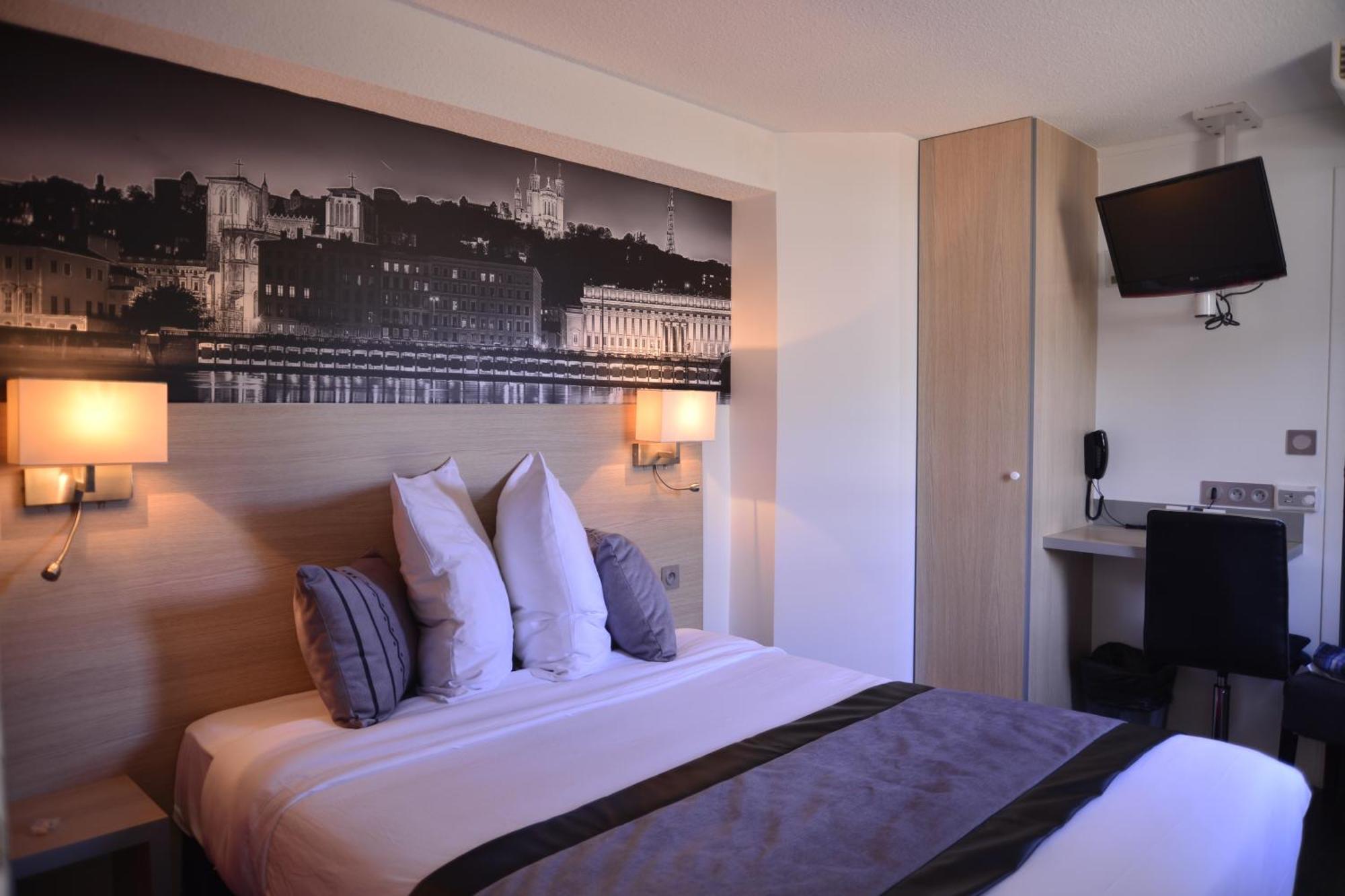 Logis Cris Hotel Et Restaurant, Lyon Sud-Est Corbas Exterior photo