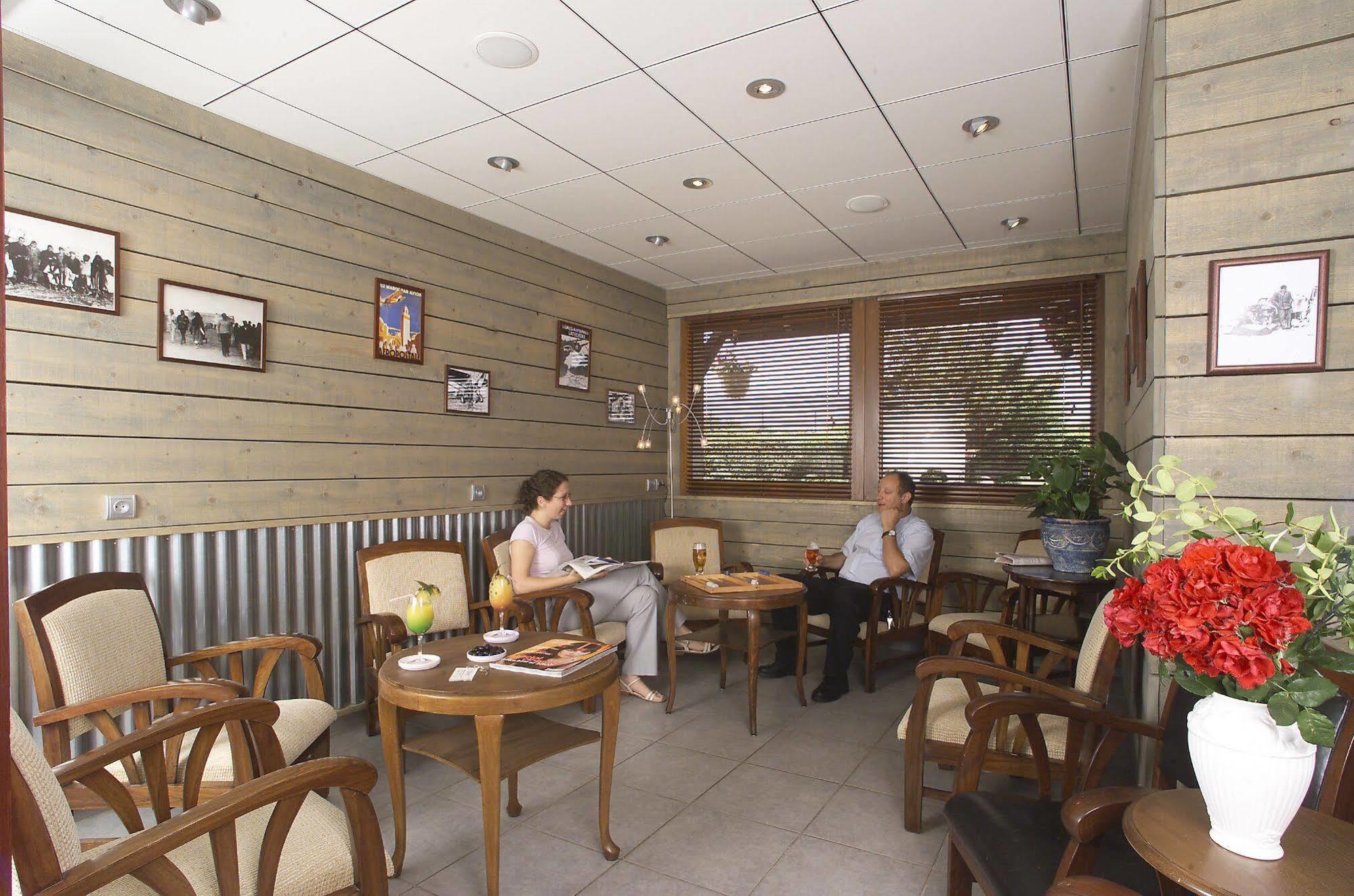 Logis Cris Hotel Et Restaurant, Lyon Sud-Est Corbas Exterior photo