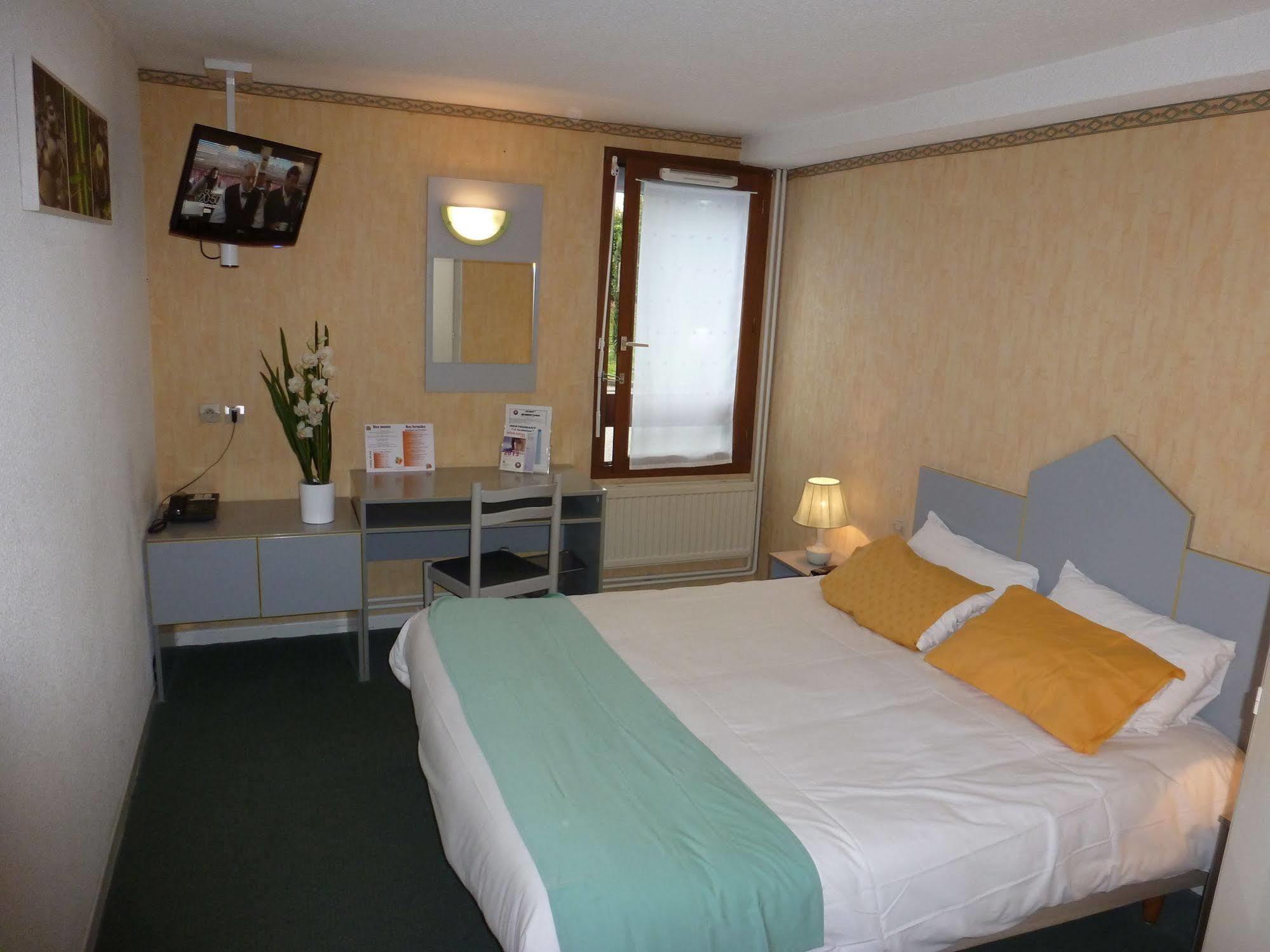 Logis Cris Hotel Et Restaurant, Lyon Sud-Est Corbas Exterior photo